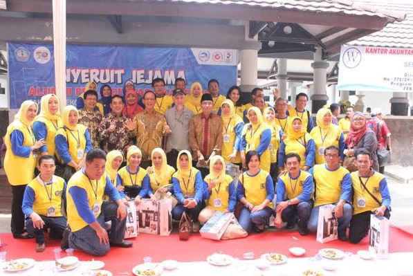 Kemeriahan Puncak Dies Natalis Emas FEB